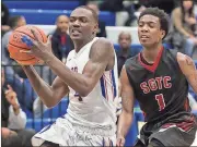  ?? Steven Eckhoff / RN-T ?? Georgia Highlands’ DeMarcus Addie (left) moves toward the basket ahead of South Georgia Tech’s Torico Simmons during the semifinals of the GCAA Division I men’s tournament Friday at Georgia Highlands College.