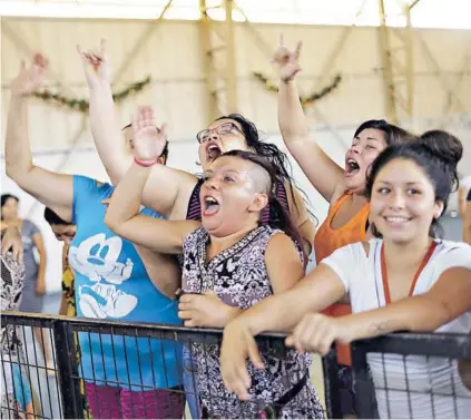  ??  ?? ► Muchas mujeres se declararon fans del grupo y los vitorearon desde la primera fila.