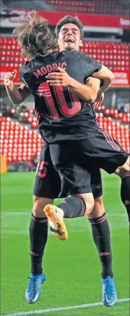 ??  ?? Modric y Miguel Gutiérrez se abrazan tras el gol del croata.