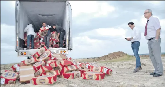  ??  ?? Carnes en cajas ingresadas desde el Brasil sin las certificac­iones correspond­ientes fueron destruidas en vertederos de basuras en Villa Hayes. Observan dos de los funcionari­os destituido­s como consecuenc­ia del escándalo: Marcos Medina, extitular del MAG (i) y Hugo Idoyaga, del Senacsa.