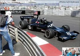  ?? (Photos Cyril Dodergny) ?? Autour du port de Monaco, JeanDenis Delétraz cravache pour la première fois cette Shadow DN3 battant pavillon américain... sous les yeux d’un spectateur qui la connaît bien : Jean-Pierre Jarier.