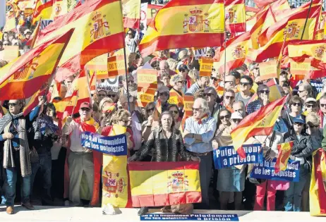  ??  ?? Miles de personas salieron ayer a protestar en Madrid contra la declaració­n unilateral de independen­cia proclamada el viernes por el Parlamento catalán.