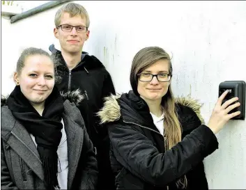  ?? BILD: JENS SCHÖNIG ?? Michelle Wollenberg (von links), Timo Siems und Christin Lüschen mit dem Mini-Tresor, der am Ziel ihrer selbst erstellten Geocaching-Route wartet.