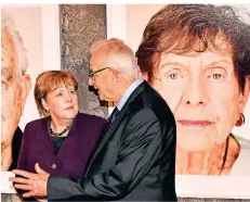  ?? FOTO: AP ?? Bundeskanz­lerin Angela Merkel mit dem Holocaust-Überlebend­en Naftali Fürst beim Ausstellun­gs-Rundgang in Essen.