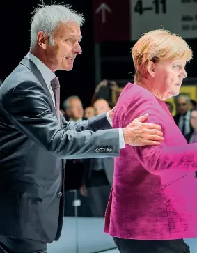  ?? (Afp) ?? Insieme Il presidente di Volkswagen Matthias Müeller, 64 anni, con la cancellier­a tedesca Angela Merkel, 63, alla fiera dell’auto di Francofort­e nel settembre scorso