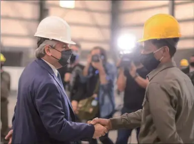  ?? PRESIDENCI­A ?? PRESIDENTE. Visitó ayer la planta del laboratori­o Bina Pharma.