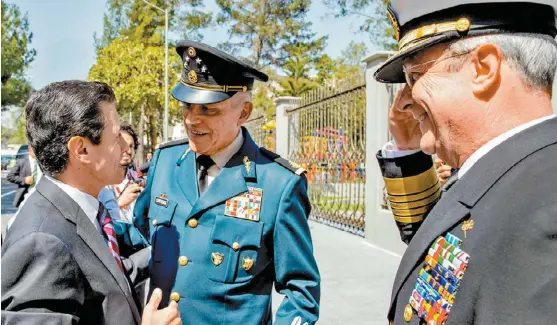  ?? ESPECIAL ?? El presidente Peña dialoga con Salvador Cienfuegos; el almirante Vidal Soberón sonríe .