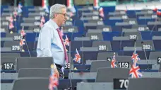  ?? FOTO: AFP ?? Juncker wandert durch die leeren Reihen der britischen Abgeordnet­en im EU-Parlament in Straßburg.