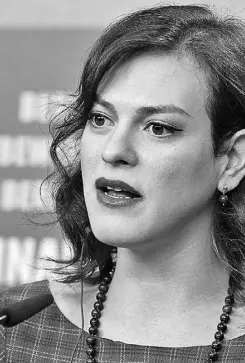  ??  ?? LA actriz Daniela Vega dijo que con su personaje comparte que el gusto por cantar la ópera y los hombres guapos.