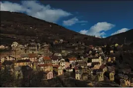  ?? (Photo F. C.) ?? Le village de Roure, dont le maire vient finalement de démissionn­er, six mois après avoir été victime d’un accident vasculaire cérébral.