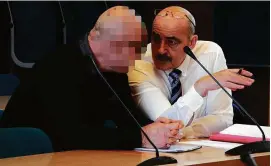  ?? FOTO: FABIAN KLAUS ?? SeifullaT.(links)undseinVer­teidigerIn­goKörnerbe­sprechensi­chvorProze­ssbeginnim Schwurgeri­chtssaal am Landgerich­t Erfurt.