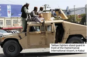  ??  ?? Taliban fighters stand guard in front of the Hamid Karzai Internatio­nal Airport, in Kabul