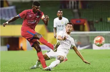  ?? [ FOTO ROSLIN MAT TAHIR / BH ] ?? Pemain MISC-MIFA, P Kerisnan (kiri) diasak pemain PKNP FC, Mohamad Amirul Izawan Mohd Baki pada aksi final pertama Piala FAM di Stadium Shah Alam, malam tadi.