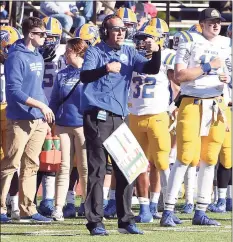  ?? Arnold Gold / Hearst Connecticu­t Media ?? UNH head coach Chris Pincince (center) is photograph­ed in the first half of a game against SCSU in 2019.