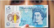  ?? FOTO: AP ?? Britischer Fett-Fünfer: Die neue Banknote hat einen Sturm der Entrüstung auf der Insel ausgelöst.