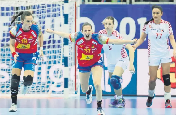  ?? FOTO: EFE ?? Ana Isabel Martínez, celebrando ayer un gol contra Croacia. La selección española cimentó su triunfo a partir de una gran defensa y las paradas de Silvia Navarro en la primera mitad