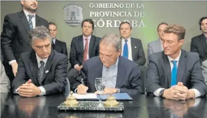  ??  ?? Firma. Guillermo Merino, vice de Lear, el gobernador Juan Schiaretti y el intendente de San Francisco, ayer.