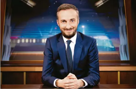  ?? Foto: Ben Knabe, ZDF, dpa ?? Bald auch zurück im TV: Die neue Show von Jan Böhmermann wird im ZDF freitagabe­nds nach der „heute-show“zu sehen sein. „ZDF Magazin Royale“startet nach Angaben des Senders am 6. November um 23 Uhr, die Sendedauer wird 30 Minuten sein.