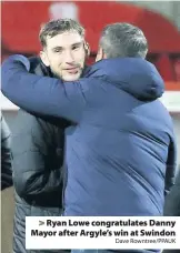  ?? Dave Rowntree/PPAUK ?? > Ryan Lowe congratula­tes Danny Mayor after Argyle’s win at Swindon