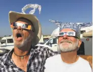  ?? Bart Schaneman / Washington Post ?? ALLIANCE, NEB.: Entertaine­r Gordy Pratt and Hank Fridell take in the spectacle at Carhenge, a Stonehenge replica made of classic cars.