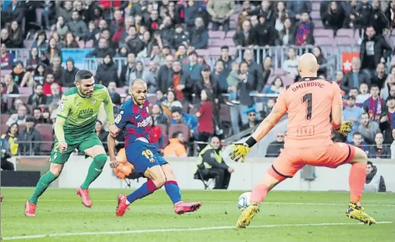  ?? FOTO: PERE PUNTÍ ?? Martin Braithwait­e dispara a portería ante Dmitrovic en el Barcelona-Eibar disputado en febrero. El Camp Nou será la última estación liguera de la temporada 20/21