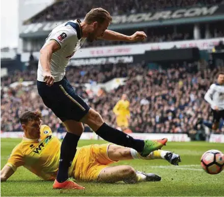  ??  ?? Tottenham Hotspur's Harry Kane suffered an identical injury to the one he sustained to the same ankle earlier in the season, causing him to miss seven weeks.