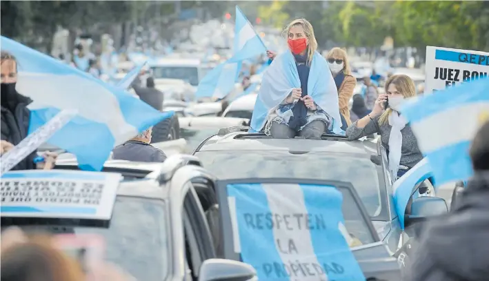  ?? ANDRÉS DELÍA ?? Caravanas. En la Ciudad de Buenos Aires miles de personas salieron en autos y a pie, para cuestionar las políticas del oficialism­o.