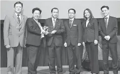  ??  ?? Yeo (second left) receiving the Geo Innovation Award from Hamin.