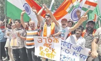  ??  ?? Manifestan­tes pro India manifiesta­n su apoyo a la medida tomada por Nueva Delhi de unificar administra­tivamente la región autónoma de Jammu-Cachemira con el resto de país. (AFP)