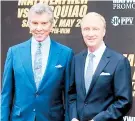  ??  ?? Michael Buffer presentó a Manny y Jimmy Lennon, Jr. a Floyd.