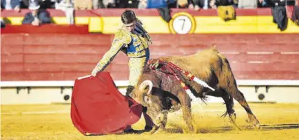  ?? ?? Fran Fernando abrió plaza con este buen novillo que no paró de embestir, pero no pudo tocar pelo.