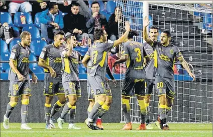  ?? FOTO: EFE ?? Los jugadores de Las Palmas se felicitan tras marcar un gol Lograron un contundent­e triunfo ante un Deportivo muy frágil en defensa