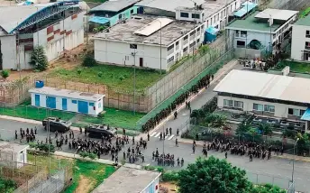  ?? AFP photo — ?? Aerial view showing security forces during an operation at the Regional 8 prison complex in Guayaquil, Ecuador.