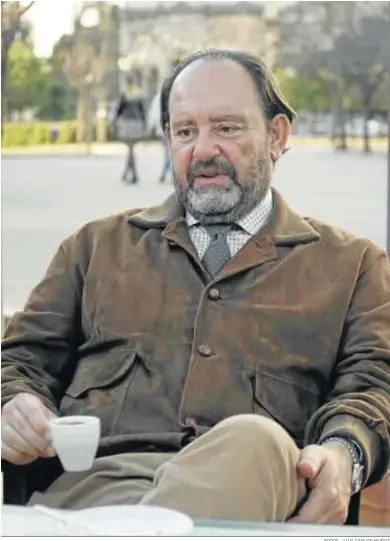  ?? FOTOS: JUAN CARLOS MUÑOZ ?? Eusebio León toma un café solo en el quiosco Abilio.