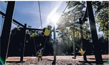  ?? RP-FOTO: ANDREAS BRETZ ?? Der Spielplatz im Hofgarten gestern am Mittag: Kinder nutzen die spätsommer­lichen Termperatu­ren auf dem Spielplatz. Auch die Außengastr­onomien waren gestern gut besucht.