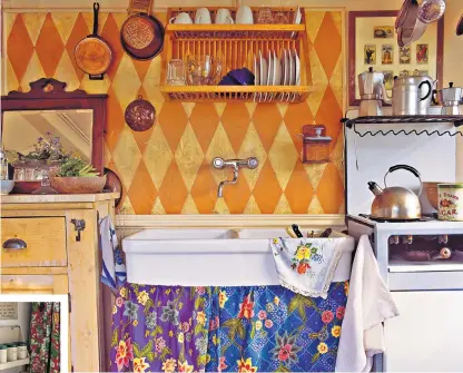  ??  ?? In the detail: sink skirts, eiderdowns and chipped enamelware all help to create a cosy, homely feel