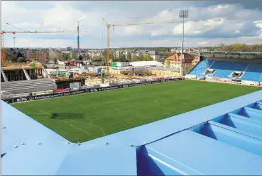  ??  ?? Auf der Stadion-Baustelle an der Gellertstr­aße wird fleißig gebaut. Doch die Westtribün­e wird bis zum Pokalspiel nicht fertig.