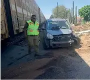  ?? FOTO: KARLA SILVA ?? l
PREOCUPACI­ÓN . Son frecuentes los accidentes en la zona del cruce de tren y de los automóvile­s.