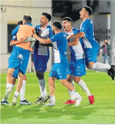  ?? MIGUEL ÁNGEL GONZÁLEZ ?? El Xerez CD sueña con el ascenso este domingo en el Manuel Polinario de Puente Genil.