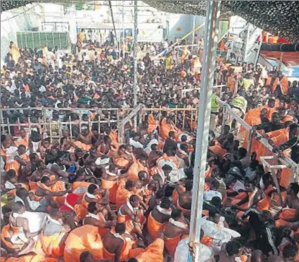  ?? ELLA IDE / AFP ?? Cientos de refugiados rescatados por Frontex en alta mar llegaban ayer en el puerto de Palermo