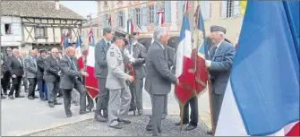  ??  ?? Poignée de main aux porte drapeaux