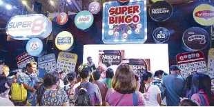  ??  ?? Three-day shopping event: Super8 Grocery Warehouse customers experience exciting games and entertaini­ng shows at the Super8 Funfest 2016 at the World Trade Center in Pasay City.