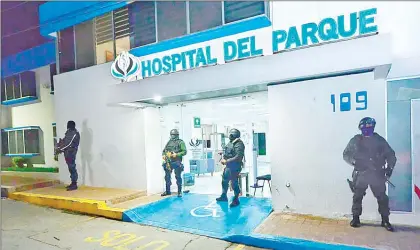  ?? Foto Saúl Maldonado ?? ▲ El 4 de noviembre, autoridade­s sanitarias de Durango clausuraro­n el hospital privado Del Parque, en la capital del estado, donde ocurrió el primer fallecimie­nto por meningitis aséptica, el día primero de este mes.