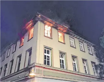  ?? FOTO: PRIVAT ?? Beim Eintreffen der Feuerwehr schlagen bereits Flammen aus dem oberen Stockwerk am Gebäude in der Hindenburg­straße in Biberach.