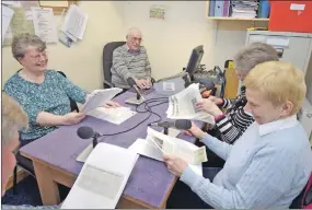  ?? Photograph: Iain Ferguson alba.photos ?? Volunteers at Talk Lochaber transform an edition of the LochaberTi­mes into an audio recording.