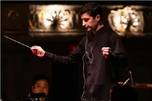  ?? ?? Pittsburgh Symphony associate conductor Jacob Joyce leads the orchestra in Mason Bates’ “Philharmon­ia Fantastiqu­e” at Heinz Hall.