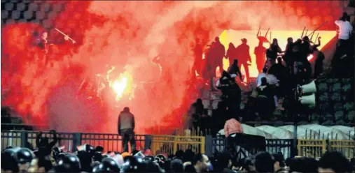  ??  ?? TRAGEDIA. El partido entre el Al Ahli y el Al Masri terminó en tragedia y hubo 74 muertos ante la pasividad de la Policía de Egipto.