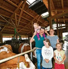  ?? Foto: Harald Langer ?? Durch die Beschattun­g brennt die Sonne nicht mehr durch den Lichtfirst (oben): Der Familienbe­trieb von Ulrich und Hedwig Stich (hier mit den Kindern Katharina, Klara und Johanna) erhielt dafür den bayerische­n Tierwohlpr­eis.