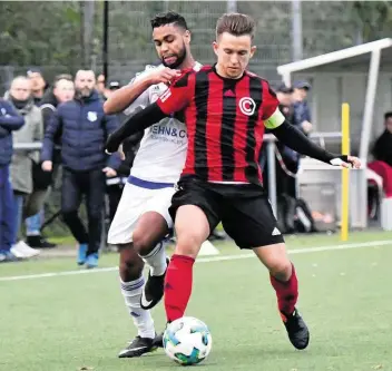  ??  ?? Erst Tor, dann Rot: Cordi-Kapitän Timo Stegmann (r., gegen Kevin Trenel) freut sich nur kurz über sein 1:0.