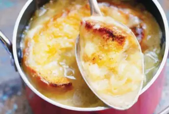  ?? RICARDO ?? You can’t go wrong topping this French onion soup with baguette and cheese.